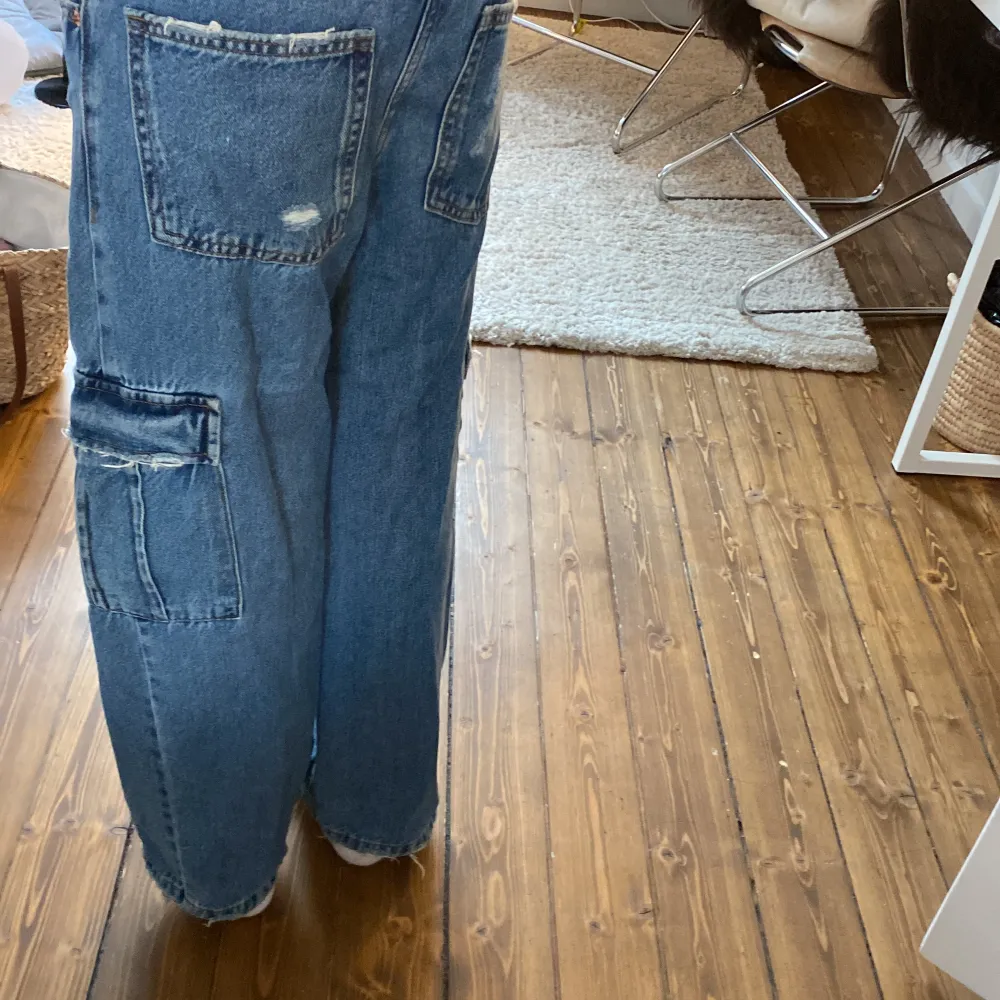 Säljer mina Zara cargo pants då som är för korta då jag har ganska så långa ben!! Använda ganska så mycket men inget man ser så tydligt då modellen ska vara ganska så slitna! Finns inte längre i butik då dom köptes för två år sen! Kontakta mig vid frågor😁. Jeans & Byxor.