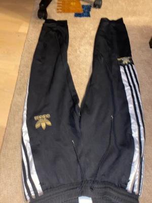 Adidasbyxor och skorta  - Har använt bara några gånger 