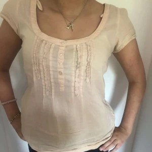 Blus - Säljer denna jätte fina blus med knappar som är från cubus men den är väldigt väldigt gammal så den går förmodligen inte att köpa längte, storlek xs men fungerar som s 💓