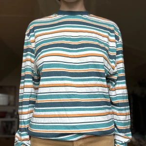 Randig tröja - Randig långärmad tröja🫧tunnt skönt material🫧 står 2xs men sitter mer som s/m ( då det är unisex)