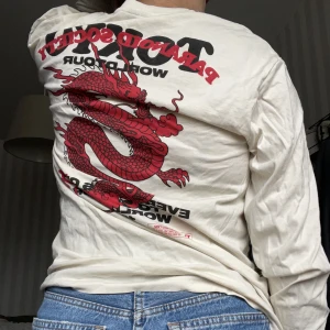 Tunn långärmad tröja - ville ha lite oversize men köpte fel storlek och hann inte lämna tillbaka😩använt 2 gånger sen i vintras, därför jättebra skick🫶🏼