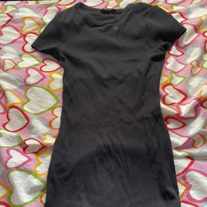 svart bodycon klänning - helt ärligt, om den nt va för liten för mig skulle ja haft den hela tiden. Har samma i strl M. Sitter som en smäck!!! Inga hål eller så. Möts upp i malmö eller så betalar ni för frakt