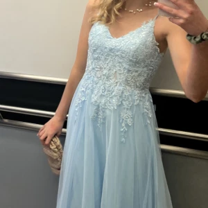 Ljusblå balklänning - Säljer nu denna jätte fina balklänningen som jag köpte på jjs house till min bal. Har endast användvänt den en gång (skriv för fler bilder) Nypris 1773 pris är diskuterbart 