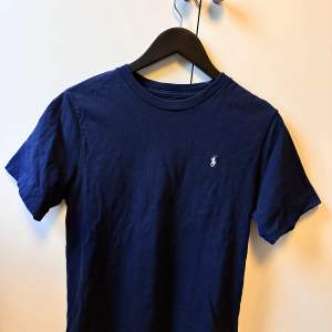 Vanlig MarinBlå T-Shirt från Ralph Lauren Finns 2 st, 1 L, 1 XL. Båda välanvända men i gott skick. Tröjan i L har en fläck (syns på bilden) annars är dom samma. 