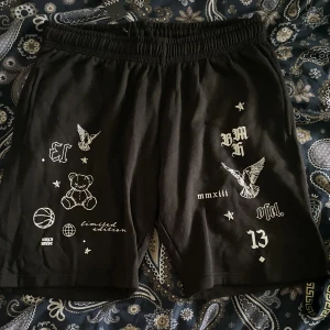 Svarta shorts med mönster - Aldrig använda köpta för 280 kr lappen sitter på 10/10 skick 
