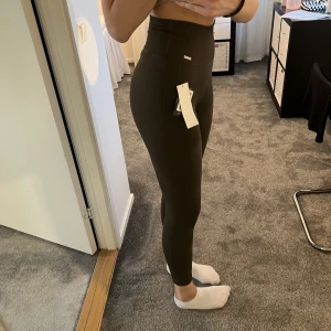 Aimin tights  - Säljer mina Aimin ribbed seamless tights i färgen khaki. Jättesköna men aldrig använda då dom var för små för mig.  Nypris: 600 Mitt pris: 300