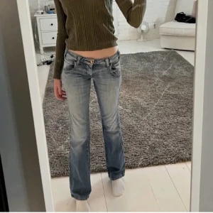 Lågmidjade jeans - Köpta från plick för ca 1 år sen men nu har dom blivit för små för mig, bild från tidigare användre💗 jeansen har blivit lite slitna mellan benen (som ej syns när man har på byxorna) och lite trasiga längst ner (köparen står dör frakt