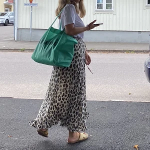 Maxikjol  - En lång maxikjol som man kan reglera själv i midjan. I jättefint skick! Storleken är M/L men iom att man kan reglera så passar den även mig som är xs/s