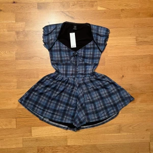 playsuit från urban outfitters - jättefin playsuit från urban outfitters! säljer du den tyvärr inte kommit till användning