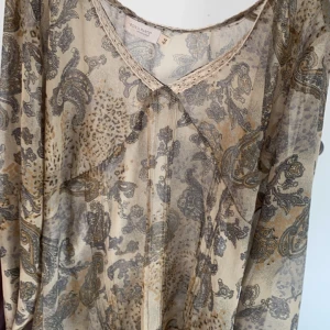 Blus  - Fin tröja med fina detaljer,  bra material😇💞lite genomskinlig men inte så mycket! Intr använt den nån gång så den är som ny! 