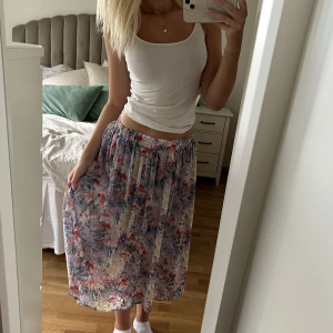 Somrig långkjol - Långkjol med somrigt mönster🤍