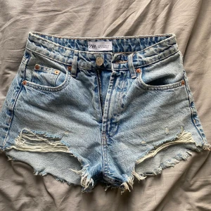Jeans shorts  - Populära jeans shorts från zara som jag köpt i fel storlek. Sktiv om ni har funderingar☺️