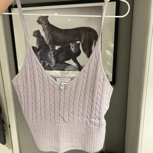 Linne &otherstories - Ljuslila kabelstickat linne från &otherstories i storlek M. Kan både posta och mötas upp och kan även skicka fler bilder om det önskas! Nypris 400💖
