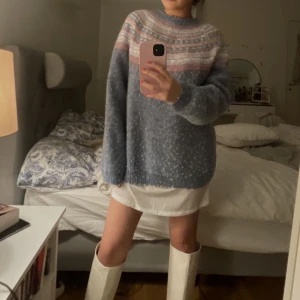 Stickad tröja  - Stickad tröja/ stoleken står inte på men har Xs/s i kläder och ni ser hur den sitter oversized 🤍⚡️