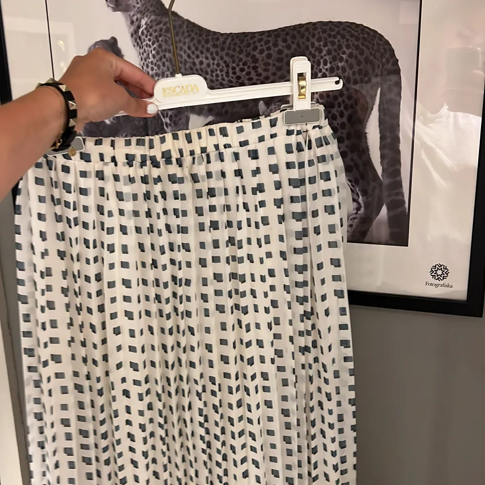 Plisserad kjol från Uniqlo i storlek xs. Sparsamt använd! Kan både posta och mötas upp och kan även skicka fler bilder om det önskas!💕. Kjolar.