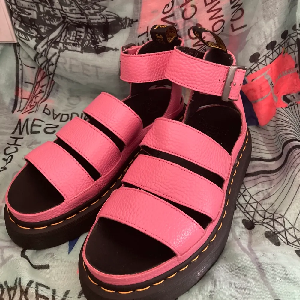 Dr Martens Clarissa II quad rosa sandaler i läder, nyskick med kartongen kvar - använd 1 gång. Storlek 39 (men passar även 40). Väldigt sällsynta i denna färg   *Håller på att flytta nu så köp gärna så snart som möjligt*. Skor.