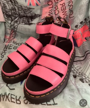 Dr martens clarissa quad sandaler - Dr Martens Clarissa II quad rosa sandaler i läder, nyskick med kartongen kvar - använd 1 gång. Storlek 39 (men passar även 40). Väldigt sällsynta i denna färg   *Håller på att flytta nu så köp gärna så snart som möjligt*