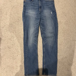 jeans lindex - Jeans från Lindex i storlek 36. Sparsamt använda! Kan både posta och mötas upp och kan även skicka fler bilder om det önskas! Nypris 350💖