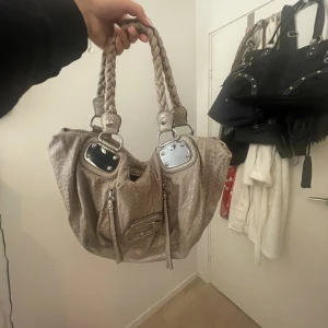 Väska - Guess väska, jättefint skick. Perfekt nu till skolstarten för den får plats med väldigt mycket även skoldator