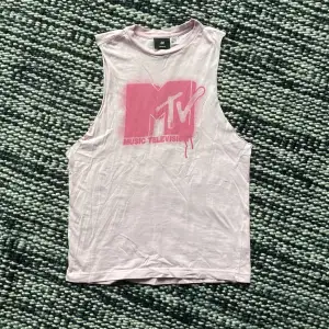 Linne från H&Ms MTV-kollektion. Köptes som en t-shirt men jag har noggrant klippt av ärmarna till ett linne. Använt kanske 1-2 gånger så i nyskick. Lite oversized. 