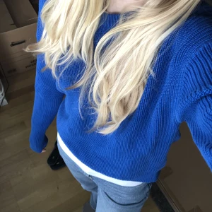 Blå stickad tröja - Jjxx tröja köpt på Zalando för nåt år sen. Säljer pga ska flytta till Spanien, behöver bli av med kläder + tjäna en slant! 