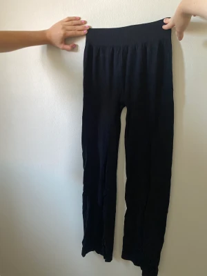 Svarta mjukisbyxor från hm move🖤 - Svarta tighta mjukisbyxor i ribbat material, lite korta på mig som är 173cm 🖤 aldrig använda, jätteskönt och tunt material