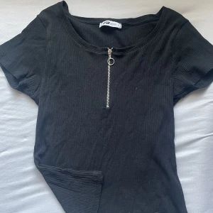 Ribbad t-shirt - Storlek s 