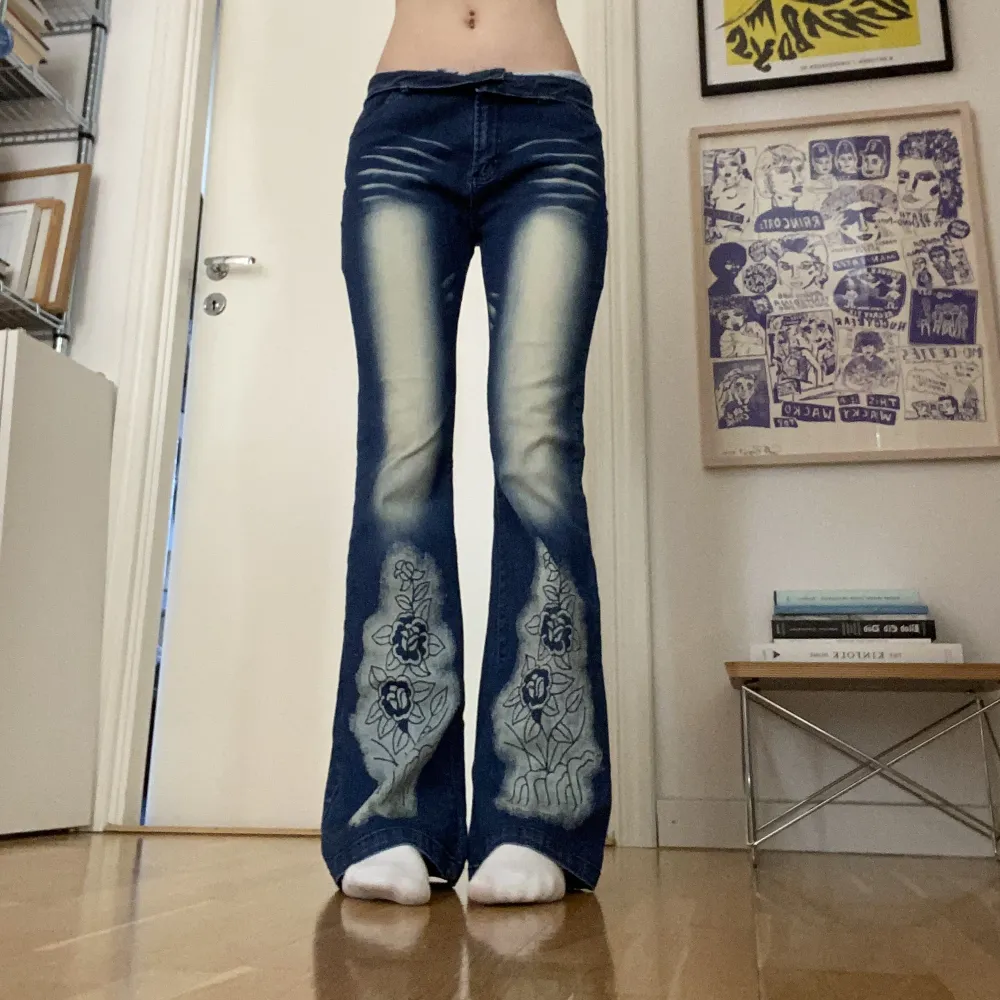 Coola jeans väldigt lika märket crazy age! Väldigt fint skick👌🏻💓  storleken är 176 men passar mig som har 36 i strl och är 170 lång!  midjemått: 70-74cm Innerbenslängd: 81cm. Jeans & Byxor.