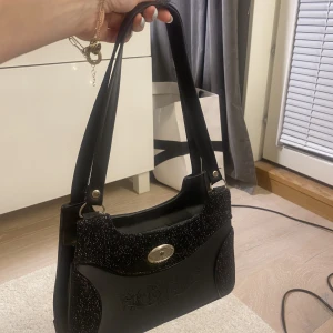 Väska  - Jättesöt väska som inte längre  kommer till användning 🥺❤️bra skick och snygga detaljer 💓❤️