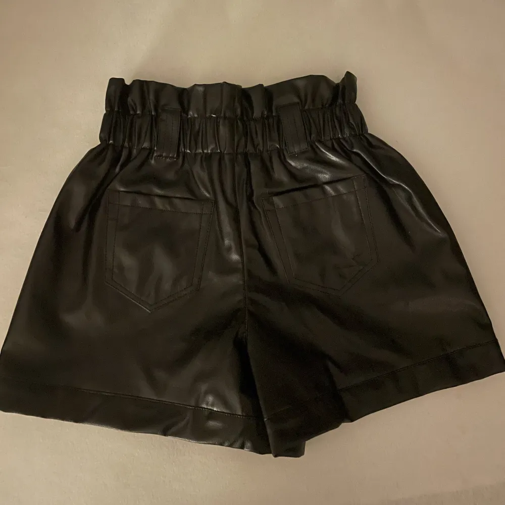 Jättefina skinn shorts (ej äkta skinn) i svart, aldrig använda då de är för stora för mig. Väldigt bekväma och snygga, passar med allt! Hör av er för mer info och bilder. Shorts.