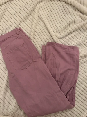 Lila byxor - Oanvända byxor/jeans i lika färg (lite ljusare än på bild). Har hål vid knäna, lite vida ner till. Hyffsat hög midja