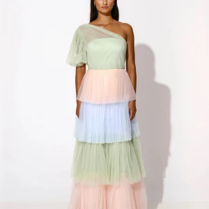 By malina klänning - Använd en gång och i väldigt gott skick. Nypris 5000kr