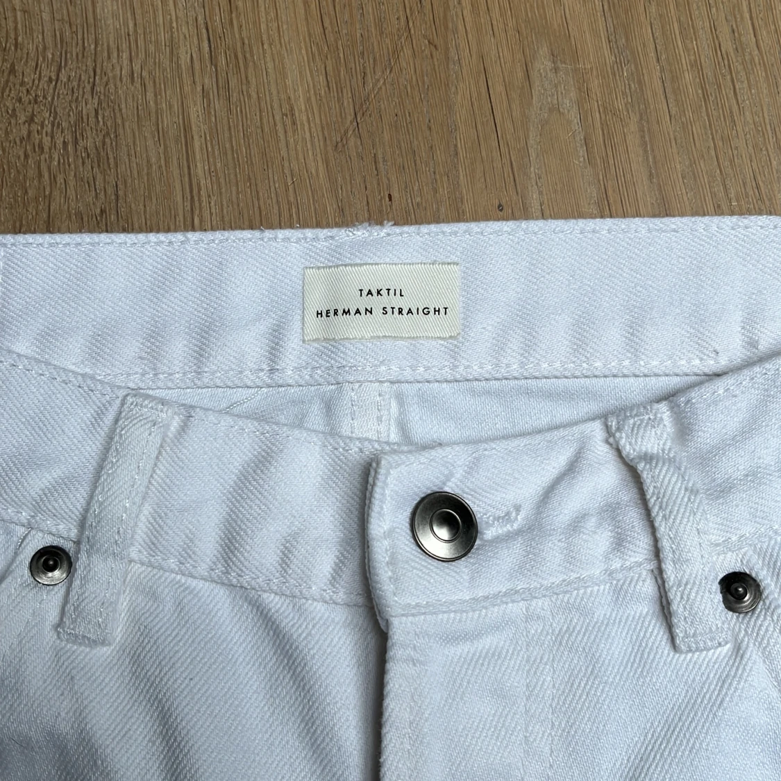 Vita jeans från Taktil  - 90