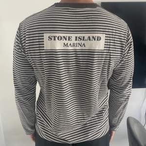 Sparsamt använd Stone Island Marina long tee, storlek S. Passar 180 cm.  