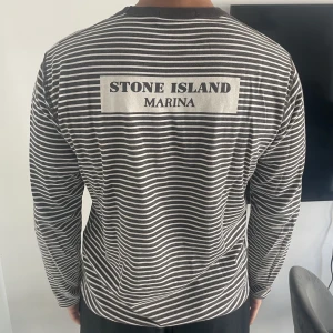 Stone Island Marina långärmad  - Sparsamt använd Stone Island Marina long tee, storlek S. Passar 180 cm.  