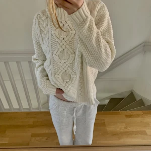 Vit stickad tröja - vit stickad tröja, säljer då jag inte för någon användning av den. inga defekter 💕