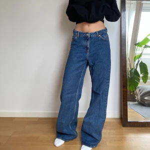 Monki jeans wide leg - Mörkblå breda lågmidjade jeans från monki i modellen Naoki🌊 storlek 27, passar 36 och 38 , jag är 167 cm Använda sparsamt, lite slitna längst ner vid hälarna, nypris 500kr