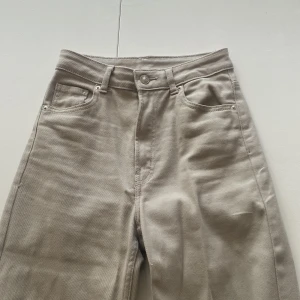 Jeans  - Nu säljer jag mina jeans!  Säljer dom för 100kr och det är storlek 34.