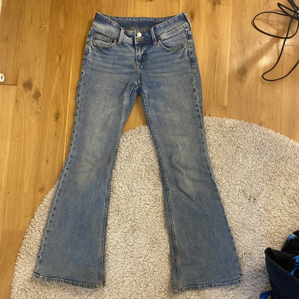 säljer mitt par av dom populära flared jeansen från hm❤️‍🔥❤️‍🔥. Jeans & Byxor.