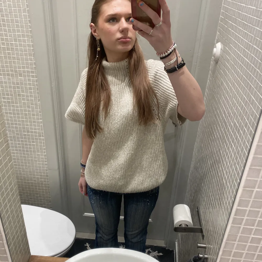 En beige stickad tröja med polo, super mysig! Jag är en xs men den skulle passa upp till M utan problem🤩. Stickat.