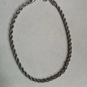 Halsband  - Säljer detta halsband för 150kr den är rostfritt så färgen kommer ej gå bort.