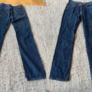 Dessa mörkblå jeans är för små för mig och därför säljer jag dom. De har storlek 25 i midjan och storlek 32 i längden. pris kan diskuteras. Varan är markerad som såld om den inte finns kvar. Policy för köp finns längst ner i mitt flöde 🤍