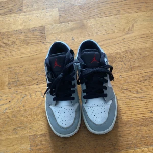 Jordans sneakers  - Jätte snygga Jordans skor säljer för att dom är försmå ser ut som nya🩷