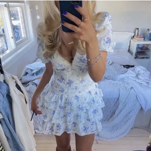 Zara Liknande Klänning - En blåblommig klänning som LIKNAR Zara klänningen på den första bilden 💙superfin men var tyvärr för liten för mig. I storlek S men skulle säga att den passar XS! Köpare står för frakt 💘