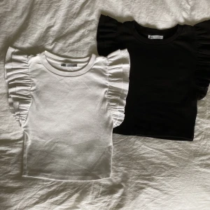 Zara volang linnen - Säljer dessa två zara volang linnen i svart och vit💗 De är använda men de är hela och har inga fläckar eller andra skador💗 Storlek S i båda💗Orginal pris : ca 120 kr💗1 för 60 kr, Båda för 100 kr💗❗️ pris kan diskuteras❗️ 💗❗️tryck inte på köp nu❗️