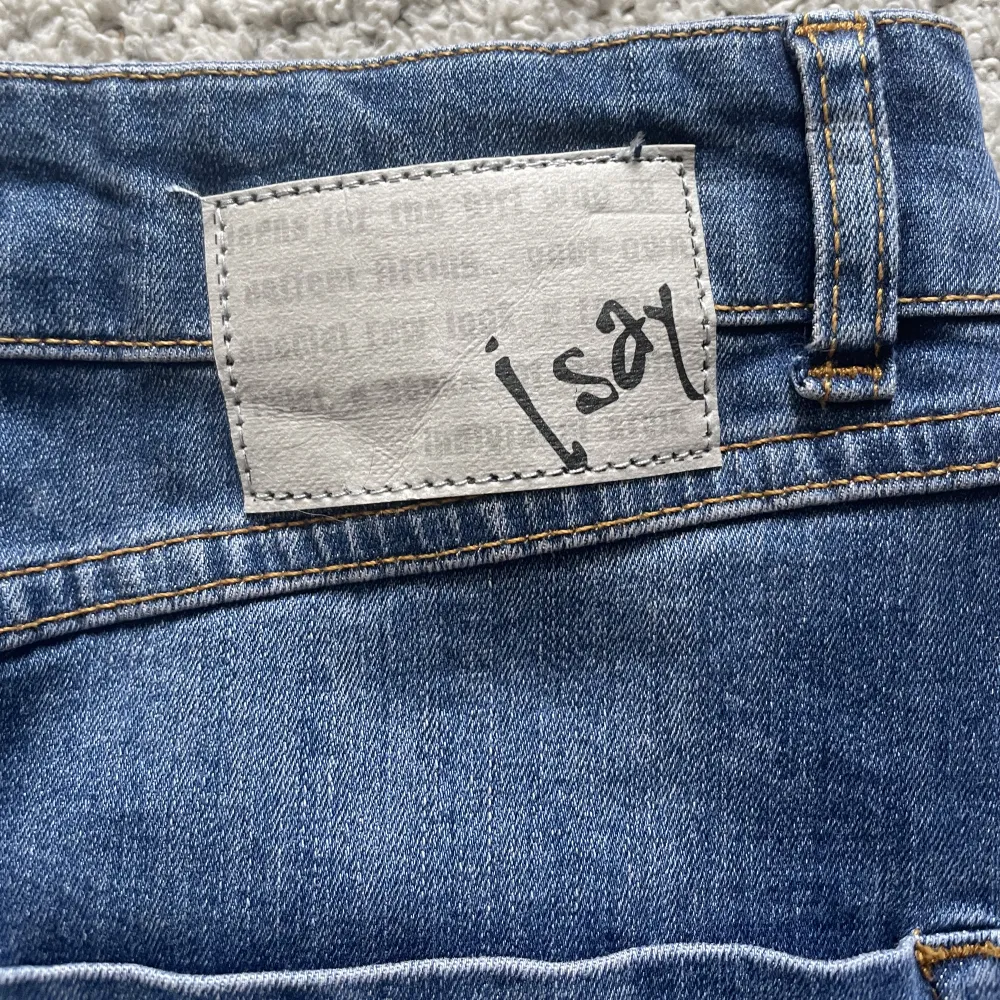 jeanskjol från isay säker för att den inte kommer till användning står ingen storlek men passar xs/s. Kjolar.