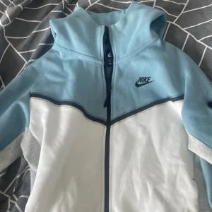 Nike Tech fleece - Säljer min tech fleece som är Väldigt sällsynt den tvättas innan jag fraktar och skriv för frågor eller fler bilder.