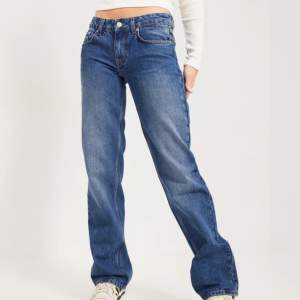 Säljer dessa Weekday Arrow Jeans i strl 26/32 då de ej passar längre och rensar ut garderoben. (lånade bilder)