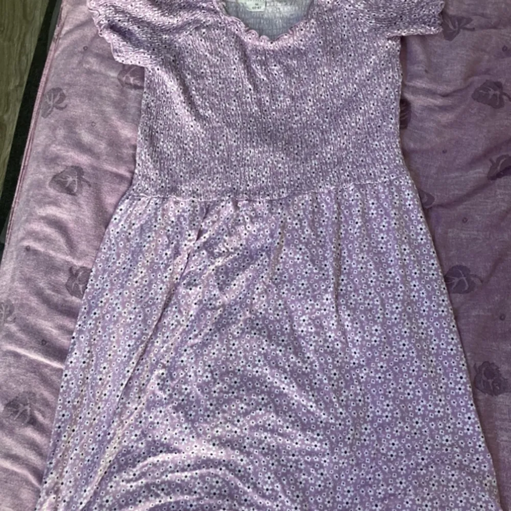 En blommig klänning köpt på ullared 2022. Inte använd alls då den inte passade mig så bra. . Klänningar.