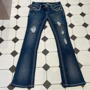 Jätte snygga lågmidjade bootcut jeans med vita sömmar. Innerbenslängd: 77cm midjemått tvärsöver: 36cm 💘